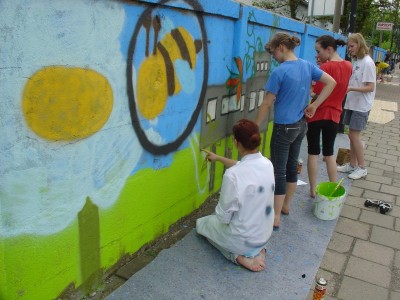 Schüler_innen gestalten die Wand in der Rosa-Luxemburg-Straße